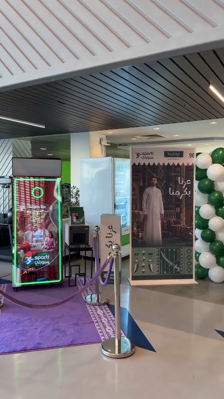 فوتو بوث على سجادة بنفسجية مع ستاندات وأقواس بالون